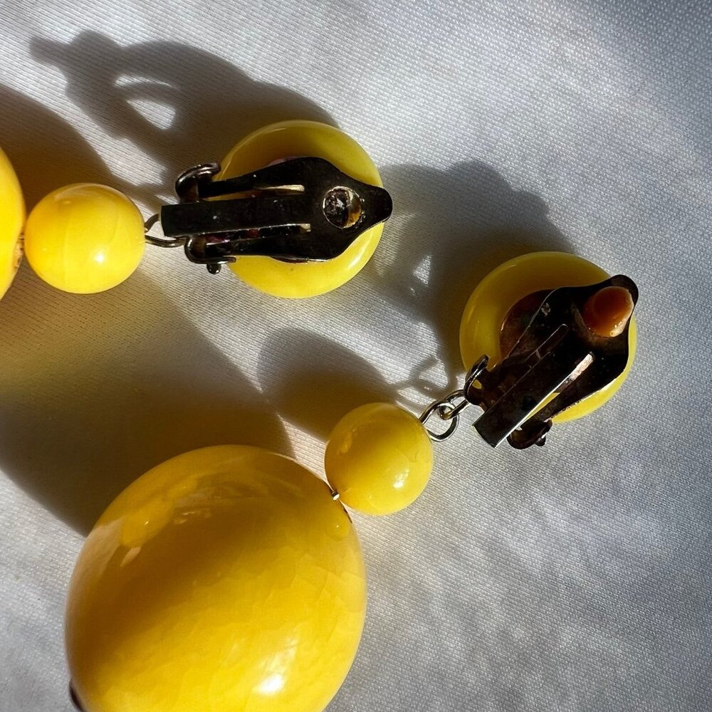 Chunky MCM Lemon Yellow Lucite Dangle Costume Fashion Estate Clip On Earrings - Picture 6 of 9